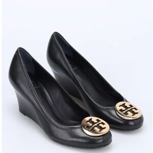 Tory Burch Sally Wedge Pumps Black Leather Gold Logo Classic Logo Heels Size 6M